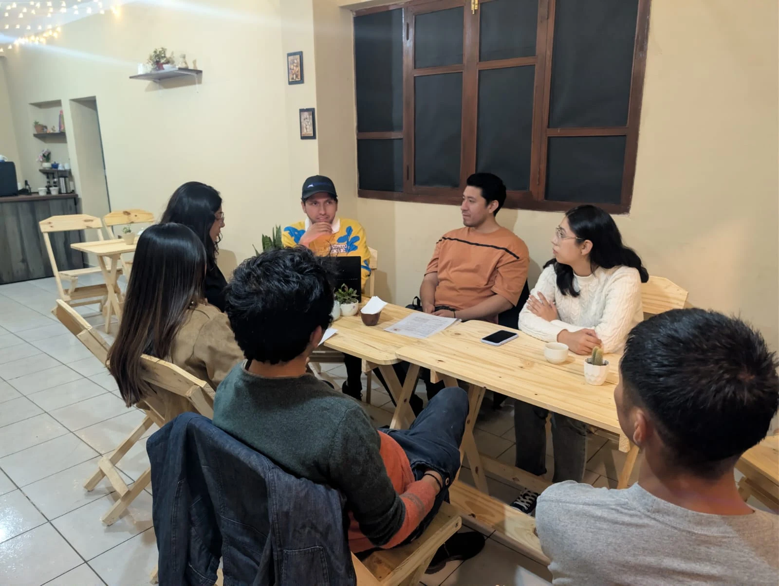 Los miembros del círculo compartiendo una lectura y sus preguntas